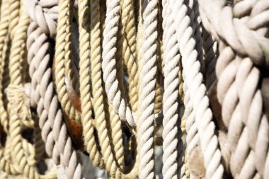 Eski yelkenli gemiye yükleniyor.