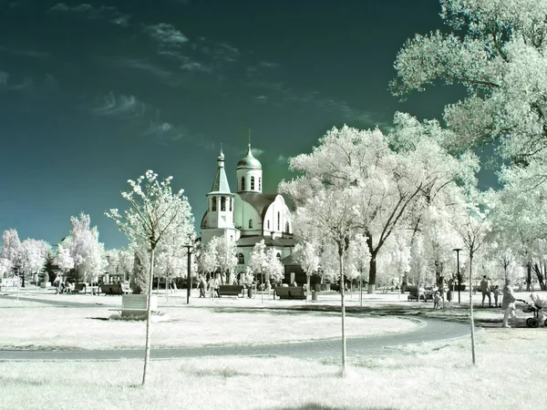 レウトフ ロシア連邦 2018 可能性があります 赤外線写真 都市公園における神の母のカザン アイコンの教会 — ストック写真