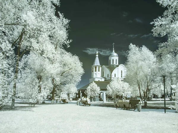 Reutov 俄罗斯 2018 红外线摄影 在城市公园的神的母亲的喀山图标教堂 — 图库照片