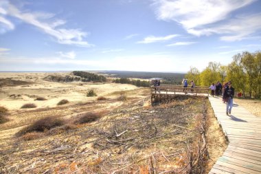 Curonian Spit, Rusya Federasyonu - 02.2018 olabilir: Kaliningrad bölgesi. Dune Efa yükseklikten Curonian Spit görünümünü. Özel gözlem güverte turistler için 