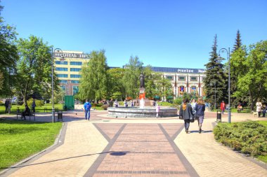 Kaliningrad, Rusya Federasyonu - 04.2018 olabilir: Bir rahat bir çeşme ile kare ve vatan - anne şehir merkezinde heykel