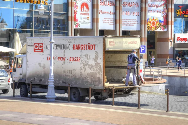 Kaliningrad Russia 2018 Spedizioniere Scarica Camion Con Idroascensore — Foto Stock