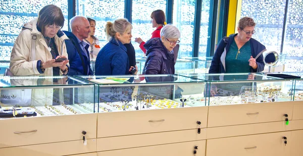 Svetlogorsk Russia April 2018 Pelanggan Memilih Perhiasan Amber Toko Perhiasan — Stok Foto