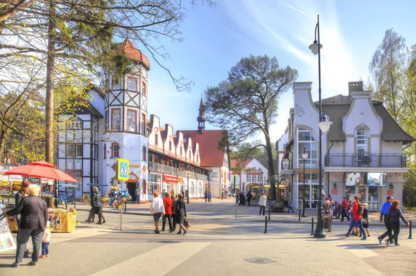 Svetlogorsk, Rusya - Nisan 29.2018: City resort Kaliningrad bölgesi. İnsanlar, Lenin Caddesi ve orta Meydanı Kavşağı'nda