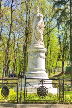 Sovetsk, Rusya Federasyonu - 01.2018 olabilir: Kraliçe Louise Jacobsruhe en eski Parkı şehrin tarihi merkezine yakın Prusya heykeli restore ve onun cazibe olduğunu
