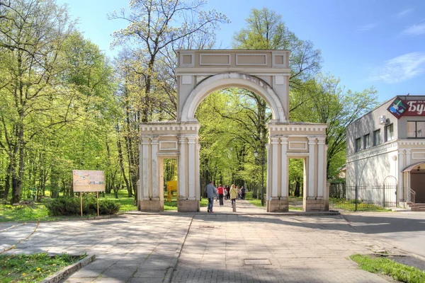Sovetsk Rosja Może 2018 Łuk Nad Wejściem Parku Kultury Wypoczynku — Zdjęcie stockowe