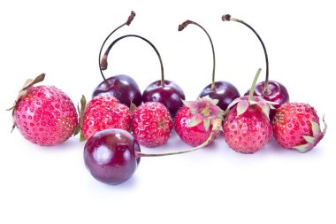 Olgun çilek ve beyaz arka plan üzerinde izole kiraz