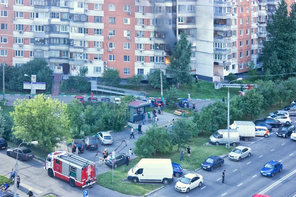 Moscow Rússia Julho 2018 Bombeiros Extinguem Chamas Prédio Apartamentos — Fotografia de Stock