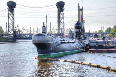 Kaliningrad, Rusya Federasyonu - Nisan 30.2018: Sergi binalar ve Dünya Okyanus Müzesi topraklarında sergiler. Eski denizaltı serisi B-413