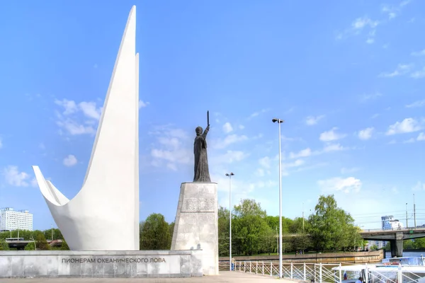 加里宁格勒 俄罗斯 2018 圣尼古拉斯雕塑 Wonderworker 在普列戈利亚河河岸边捕鱼船队先驱纪念碑的背景上 — 图库照片