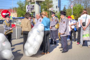 Kaliningrad, Rusya Federasyonu - 01.2018 olabilir: Şehrin sakinleri Mayıs günü gösteri şehir merkezinde başlangıcı için bekliyor