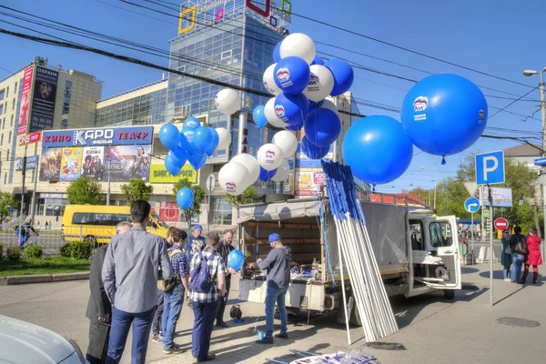 カリーニング ラード ロシアでは 2018 可能性があります 党職員統一ロシアは風船の準備市内中心でメーデーのデモ — ストック写真