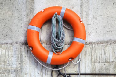 Su kurtarma. Lifebuoy pier duvardaki