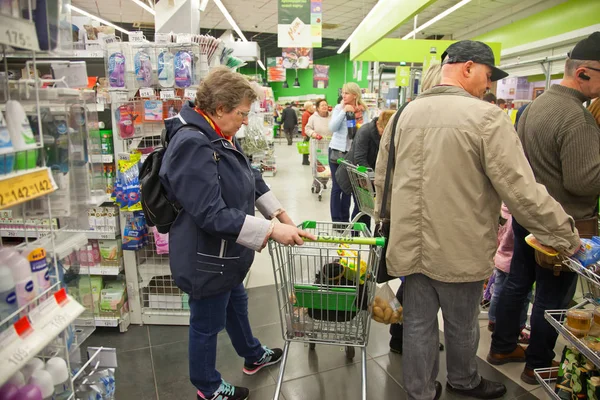 Калининград Россия Апреля 2018 Года Покупатели Продуктовом Магазине Покупают Продукцию — стоковое фото