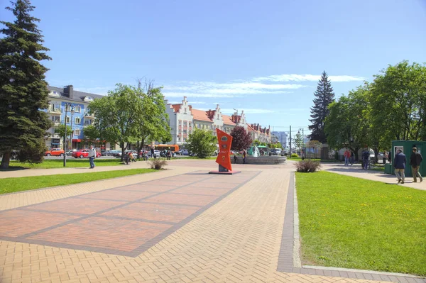 stock image KALININGRAD, RUSSIA - May 04.2018: The square in front of the intersection of Theater Street and Leninsky Prospekt in the city center