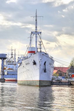 Kaliningrad, Rusya Federasyonu - Nisan 30.2018: Sergi binalar ve Dünya Okyanus Müzesi topraklarında sergiler. Sovyet araştırma gemisi Vityaz Pregolya Nehri üzerinde