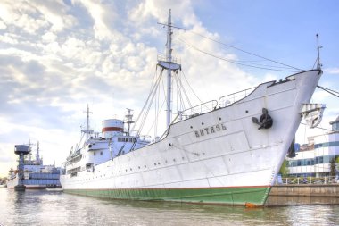 Kaliningrad, Rusya Federasyonu - Nisan 30.2018: Sergi binalar ve Dünya Okyanus Müzesi topraklarında sergiler. Sovyet araştırma gemisi Vityaz Pregolya Nehri üzerinde