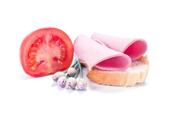 Sandwich Con Salchicha Tomate Ajo Aislado Sobre Fondo Blanco —  Fotos de Stock