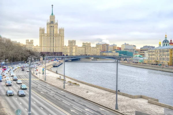 モスクワ ロシア連邦 2017 モスクワ川 Moskvoretskaya 堤防や セブン シスターズの Kotelnicheskaya 堤防で有名なスターリンの高層ビル — ストック写真