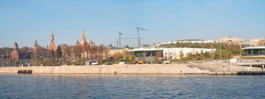 Moskova, Rusya - Kasım 07.2018: Kremlin yakın şehrin tarihi merkezinde doğal peyzaj Park Zaryadye