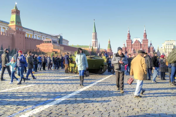 Mosca Russia Novembre 2018 Gente Piazza Rossa Sta Considerando Vecchi — Foto Stock