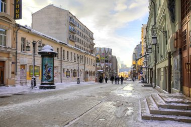 Moskova, Rusya - Ocak 01,2010: yeni yıl şehir. Evlerin duvarları Noel çelenk ile dekore edilmiştir. Tarihi merkezi. Stoleshnikov Lane