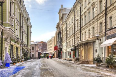 Moskova, Rusya - Ocak 01,2010: yeni yıl şehir. Evlerin duvarları Noel çelenk ile dekore edilmiştir. Tarihi merkezi. Stoleshnikov Lane