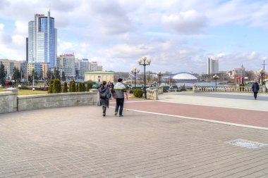 Minsk, Beyaz Rusya - Mart 11.2017: Modern şehir merkezinde meydanında bulunmaktadır. Nyamiha