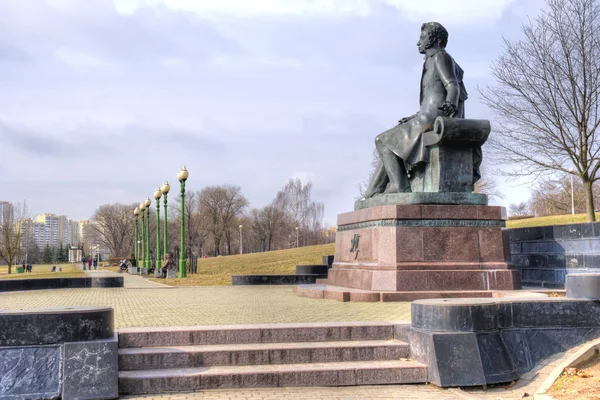 明斯克 白俄罗斯 2017年3月11日 著名的俄罗斯诗人普希金在一个市政公园的纪念碑 — 图库照片