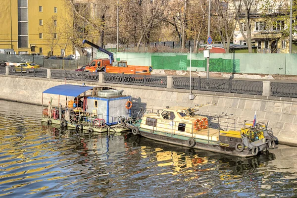 Moskwa Rosja Listopada 2018 Pracowników Naprawy Spływ Kanalizacji Burzowej Kanale — Zdjęcie stockowe