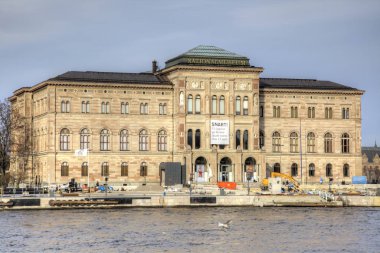 Stockholm, İsveç - 04.2013 olabilir: Ulusal Müzesi İsveç. Onarım sonu 13 Haziran poster üzerinde yazılı tarihidir. İsveç'in en büyük Güzel Sanatlar Müzesi 