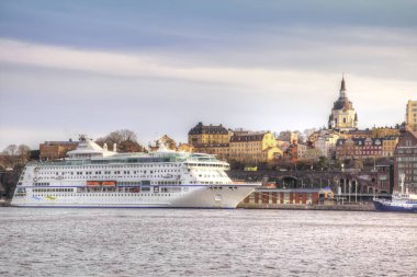 Stockholm, İsveç - 04.2013 olabilir: Deniz şehir koyu arka plan üzerine gemi deniz kenarı