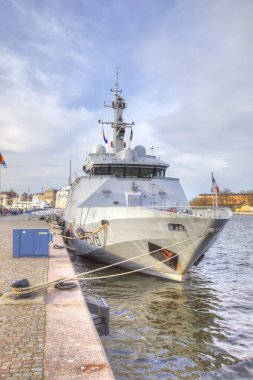 Stockholm, İsveç - 04.2013 olabilir: Şehir dolgu şehrin tarihi merkezinde. Deniz iskelesi