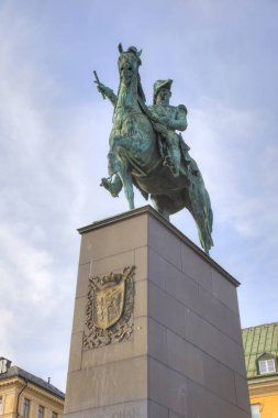 Stockholm, İsveç - 04.2013 olabilir: Anıt İsveç kralı Karl Xiv Johan (Bernadotte) şehrin tarihi kesiminde