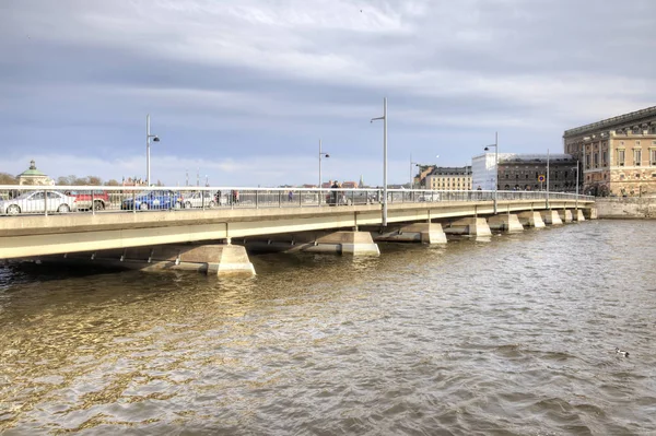 Stockholm Suecia 2013 Puente Sobre Canal Entre Riksdag Palacio Real —  Fotos de Stock
