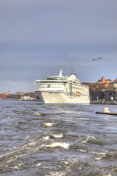 Stockholm Suécia Maio 2013 Navios Marítimos Baía Cidade Fundo Costa — Fotografia de Stock