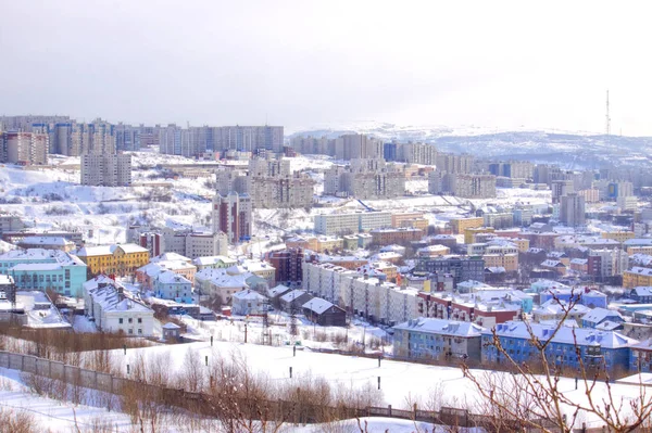 丘の上のコラ湾のほとりに建てられたムルマンスクの極の市 — ストック写真