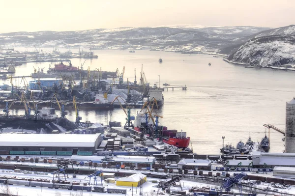 Murmansk Rússia Março 2009 Barcos Rebocadores Ancorados Porto Carga Cidade — Fotografia de Stock