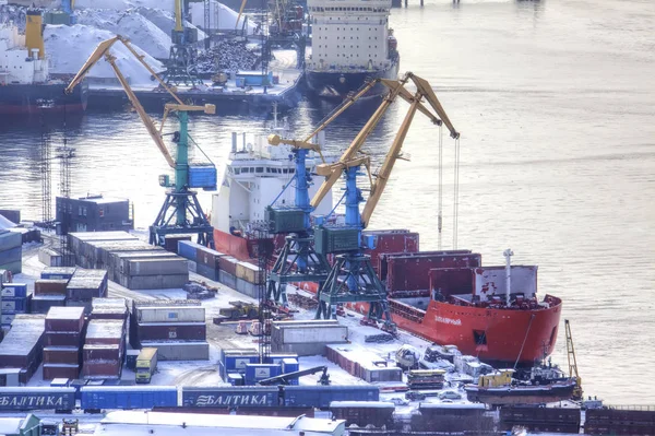 俄罗斯摩尔曼斯克 2009年3月25日 停泊在巴伦支海科拉湾城市货运港口的海船和拖船 — 图库照片