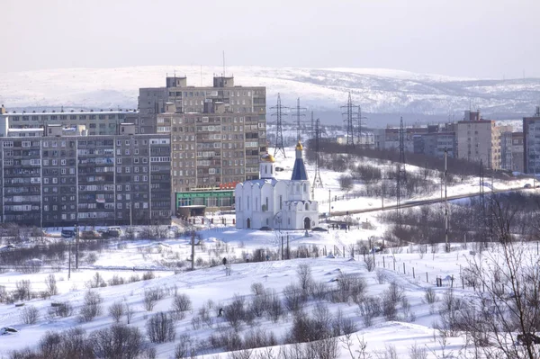 俄罗斯摩尔曼斯克 2009年3月25日 摩尔曼斯克极地城市 建在山上的科拉湾岸边 水上的救世主神庙 — 图库照片