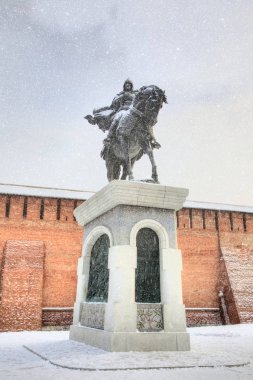 Kolomna, Rusya - Ocak 05.2009: kar yağışı. Altın Orda gitmeden önce Rus ordusu derleme yerde Rusça Prens Dmitry Donskoy anıt yerleştirilir