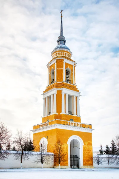 ロシア政府の領土の歴史的な寺院の複合体 鐘塔の聖なる三位一体ノボ Golutvin 修道院 コロムナ市の歴史的中心部 — ストック写真