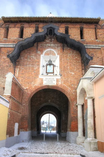 Zabytkowej Świątyni Złożonych Terytorium Kremla Miasto Kolomna Pyatnitsky Gate Głównej — Zdjęcie stockowe