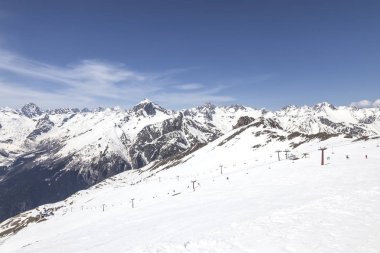 Dombay, Rusya Federasyonu - 03.2015 olabilir: Bir dağ Mussa-Achitara üzerinde hava Asansör