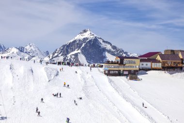 Dombay, Rusya - 03.03.2015: Dombay dağının yamaçlarında ideal kayak