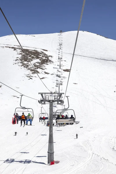 Dombay Rússia Maio 2015 Elevador Aéreo Uma Montanha Mussa Achitara — Fotografia de Stock