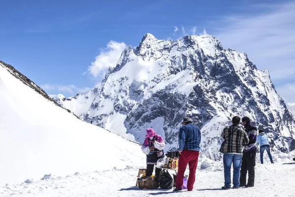 Dombay Ryssland Kan 2015 Turister Köpa Drinkar Toppen Berget Skidorten — Stockfoto