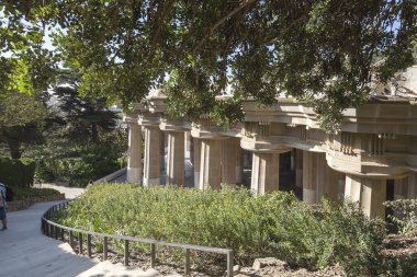 Park Guell, Barselona, İspanya. Park Gaudi tarafından tasarlanmış ve 1900-1914 yılında inşa edilmiştir. Düşen sütunlar ile Colonnade  