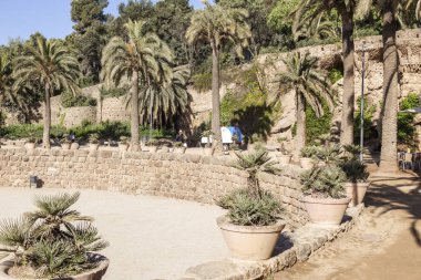 İspanya, Barselona - 05.05.2014: Park Guell, Barcelona, İspanya. Park Gaudi tarafından tasarlanmış ve 1900-1914 yılında inşa edilmiştir. Düşen sütunlar ile Colonnade  