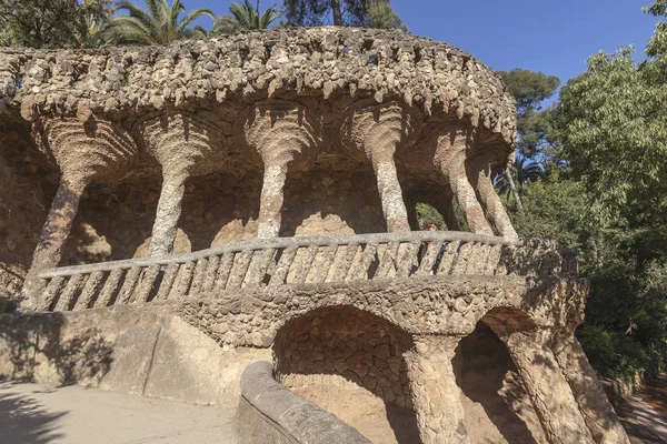 Park Guell, Barselona, İspanya. Park Gaudi tarafından tasarlanmış ve 1900-1914 yılında inşa edilmiştir. Düşen sütunlar ile Colonnade  